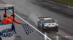 gt4_race2_1404